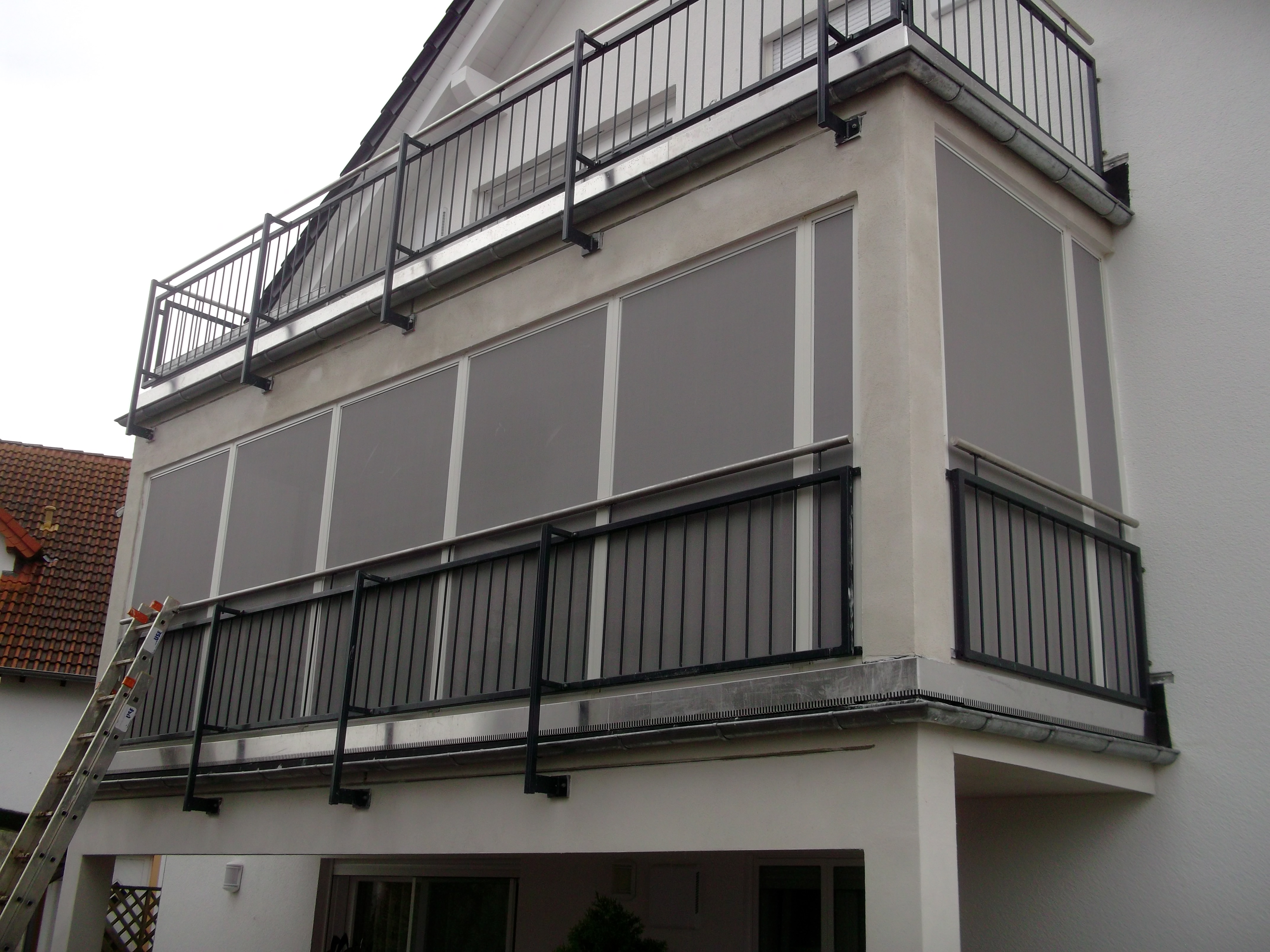 Außensite Ansicht Katzenvoliere für Balkone von Siegel Flyscreens single image