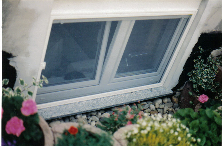 Insektenschutz Kellerfenster über beide Fenster in Laibung montiert !