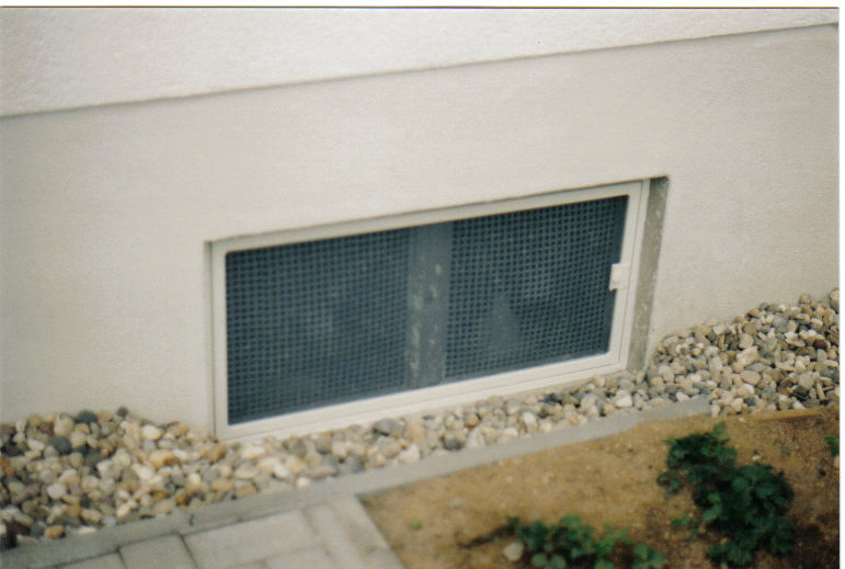 Insektenschutz Kellerfenster in Laibung montiert !