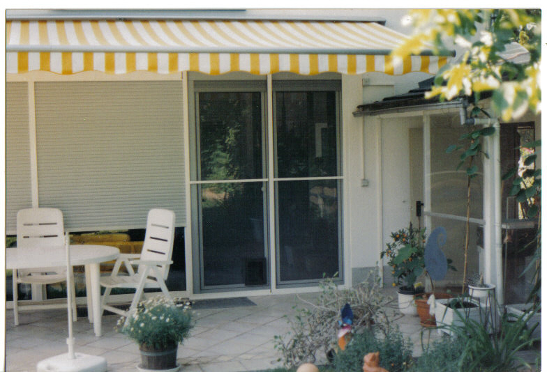 Außenansicht von montierter Insektenschutz Schiebetür von Siegel Flyscreens mit Katzenklappen Einsatz ! Siegel Insektenschutz Außenansicht von montierter Insektenschutz Schiebetür von Siegel Flyscreens mit Katzenklappen Einsatz !