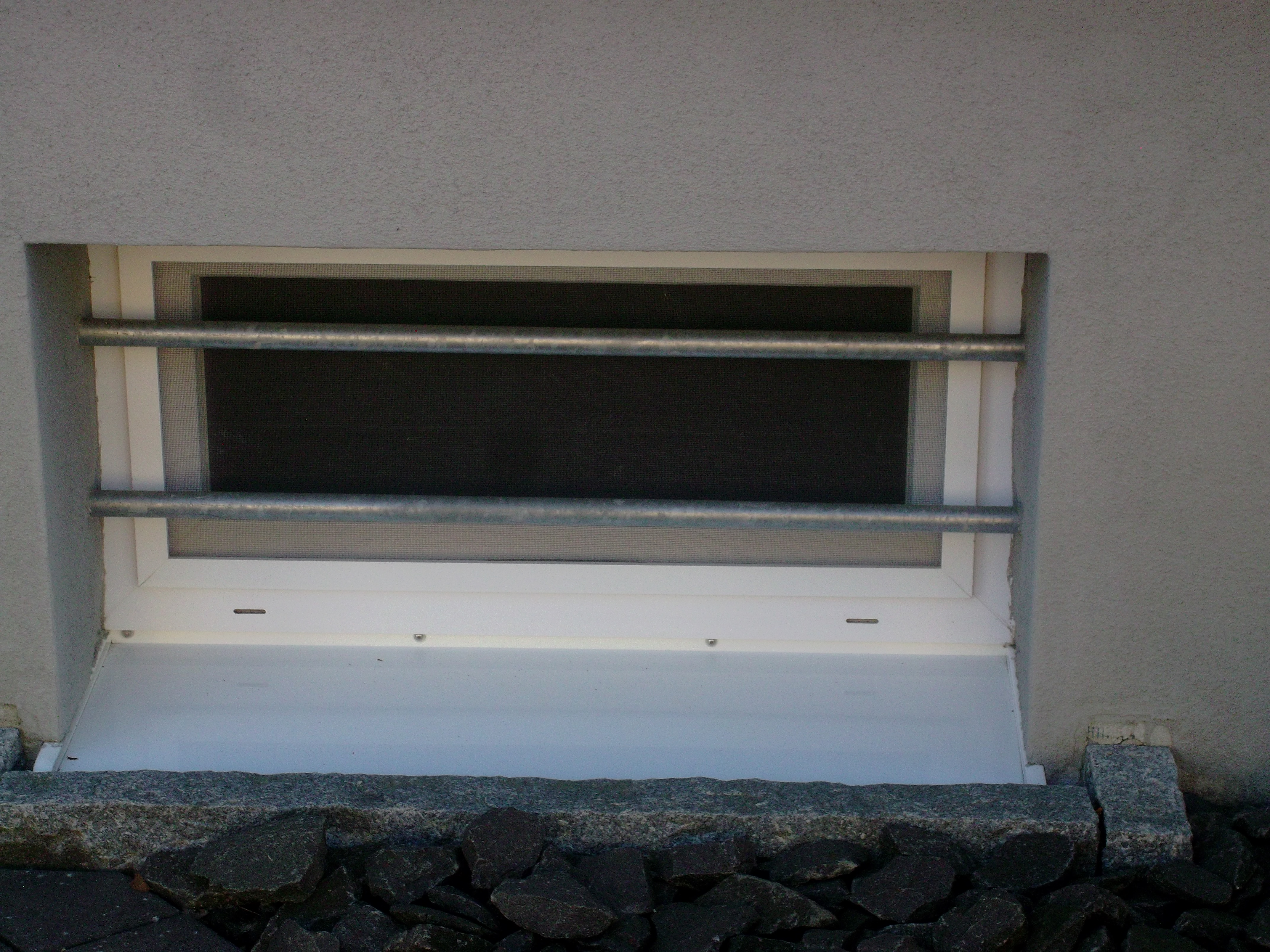 Auch ein Kellerraum kann zu einer gemütlichen Wohnung werden ! Siegel Insektenschutz Kellerfenster